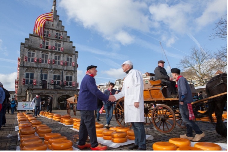 伝統的なゴーダのチーズ市 – MARKT