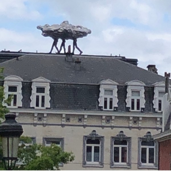 ブリュッセルで体験するシュルレアリスムの100年